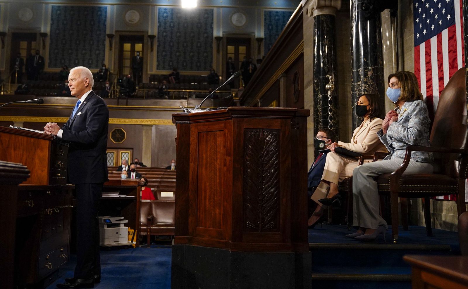 رئيسة مجلس النواب نانسي بيلوسي، ونائبة الرئيس كامالا هاريس، وراء الرئيس الأميركي جو بايدن خلال إلقائه خطابه أمام الكونغرس - 28 أبريل 2021 - Bloomberg