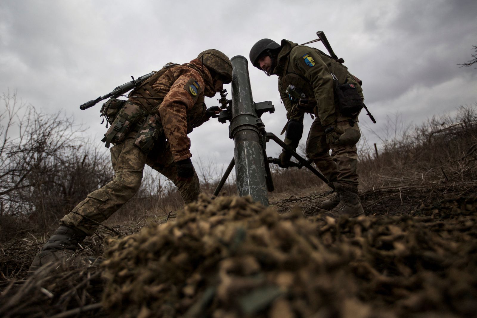 جنديان أوكرانيان يستعدان لإطلاق قذيفة هاون باتجاه مواقع القوات الروسية، في ضواحي باخموت بمنطقة دونيتسك الأوكرانية، 30 ديسمبر 2022 - REUTERS