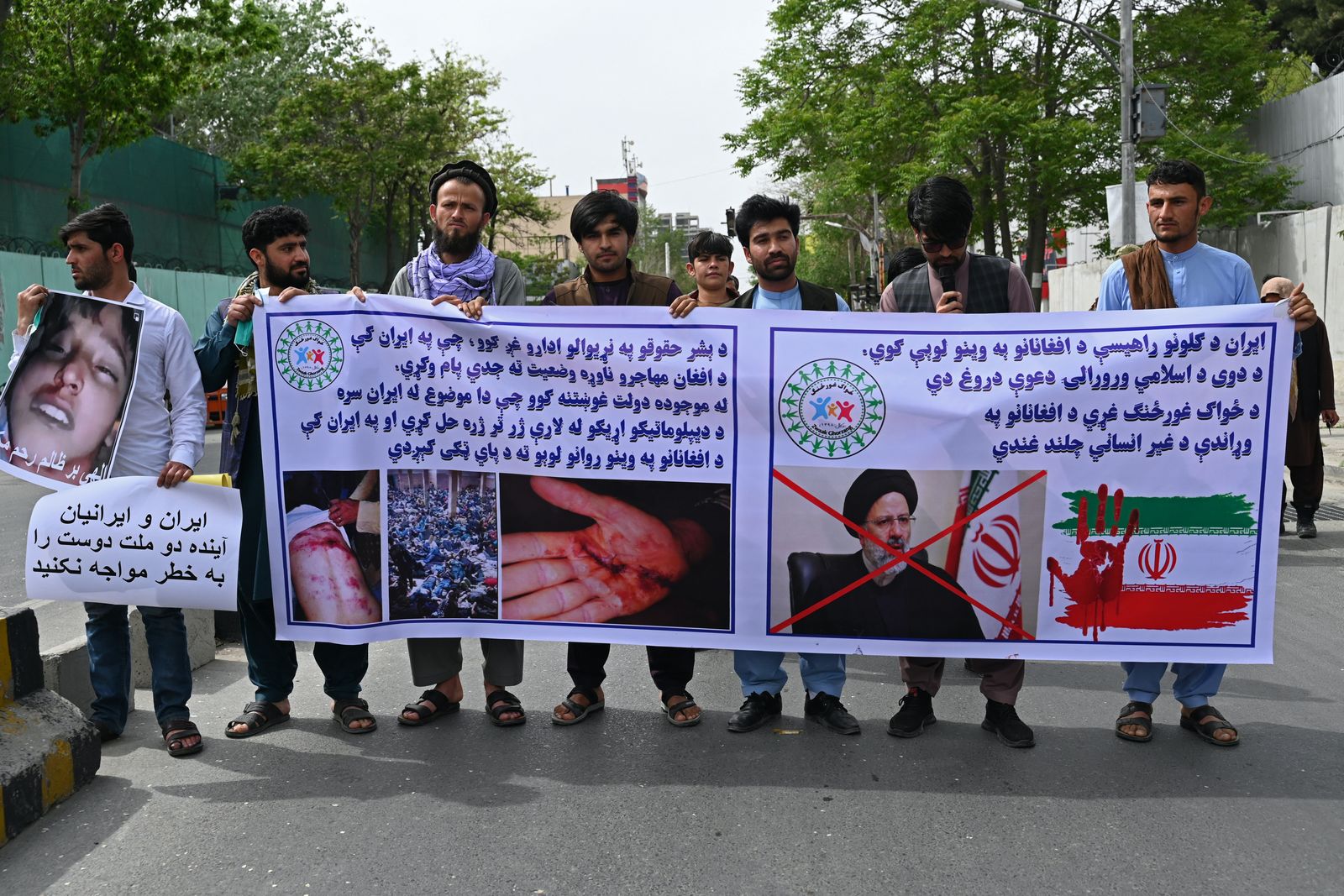 متظاهرون أفغان أمام السفارة الإيرانية في كابول خلال احتجاج على أنباء عن مضايقة اللاجئين الأفغان في إيران- 11 أبريل 2022 - AFP