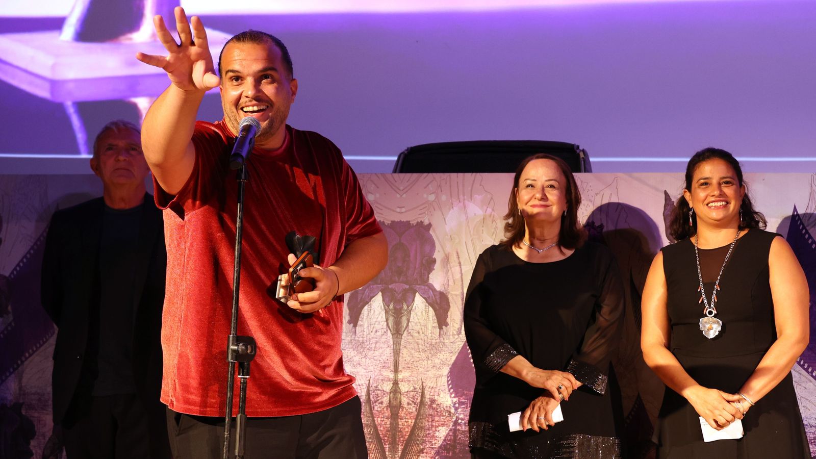 المخرج الجزائري صلاح إسعاد يتسلم جائزة أفضل فيلم  - المكتب الإعلامي للمهرجان