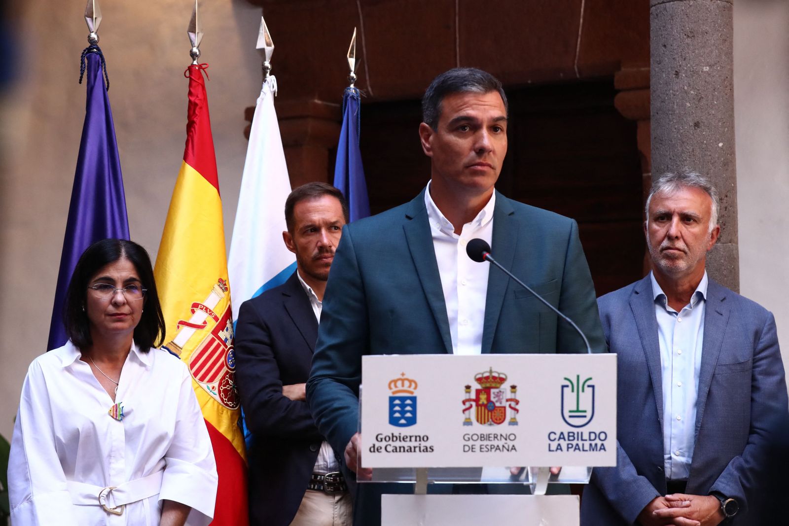 In this handout picture released on August 16, 2022 by La Moncola, Spanish Prime Minister Pedro Sanchez (2R) holds a press conference with Spain's Minister of Health Carolina Darias (L), Canary Regional President Angel Victor Torres (R) and President of  La Palma Council Mariano Hernandez Zapata (2L) at Palacio Salazar in Santa Cruz de La Palma during his visit to the Canary island of La Palma. - Spanish Prime Minister Pedro Sanchez said today he hoped a gas pipeline linking the Iberian Peninsula to central Europe through France could soon become a reality, on a visit to La Palma in the Canary Islands. (Photo by Fernando CALVO / AFP) / RESTRICTED TO EDITORIAL USE - MANDATORY CREDIT 