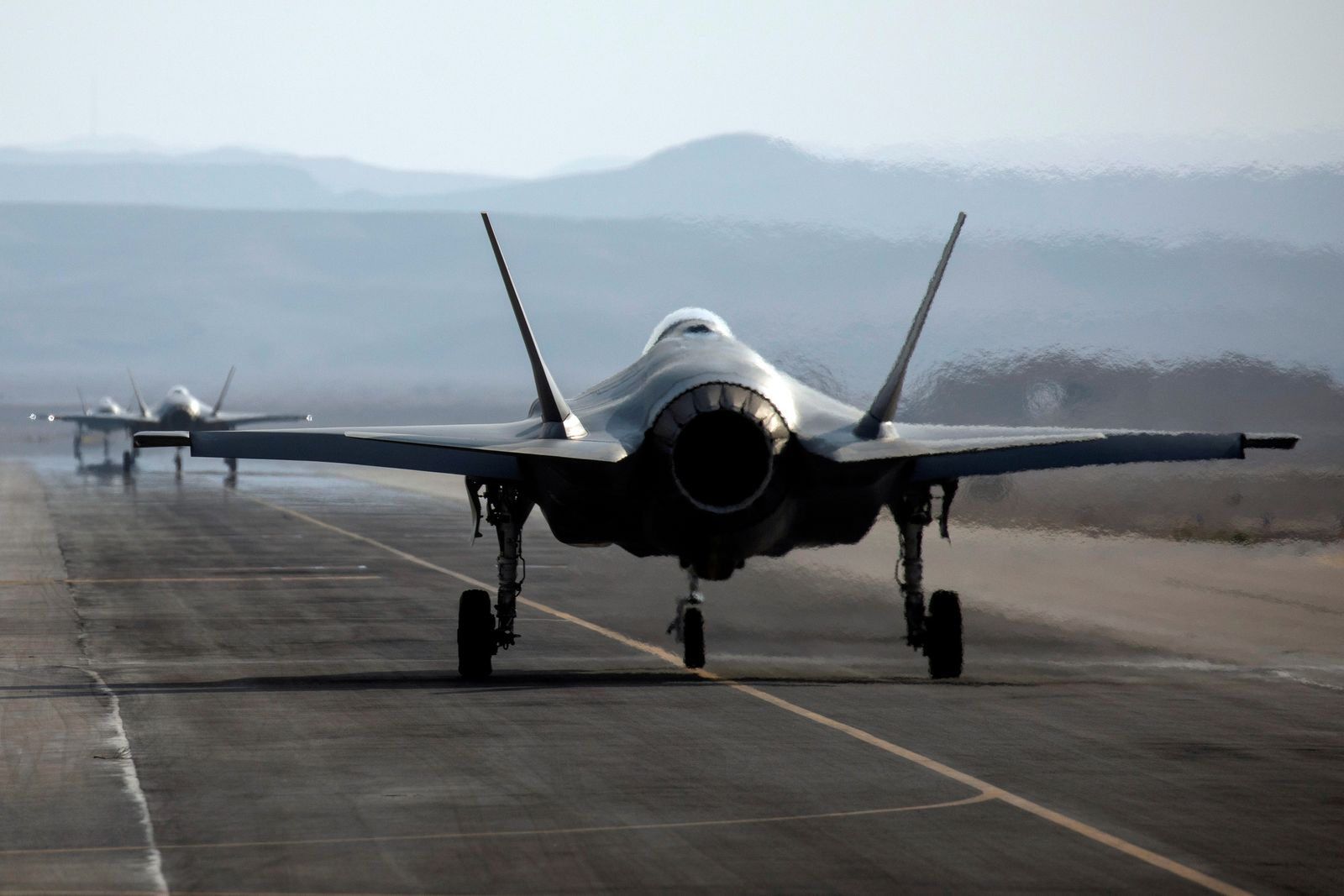 طائرة إسرائيلية من طراز (F35) على المدرج خلال تمرين جوي  - REUTERS