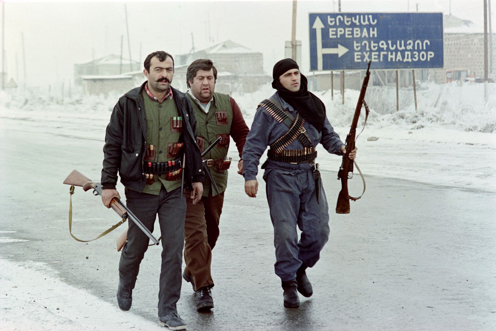 مقاتلون أرمن مسلحون أثناء قيامهم بدوريات على طول الحدود مع جيب ناخجيوان الأذربيجاني خلال الحرب الأرمينية الأذرية، 22 يناير 1990 - AFP