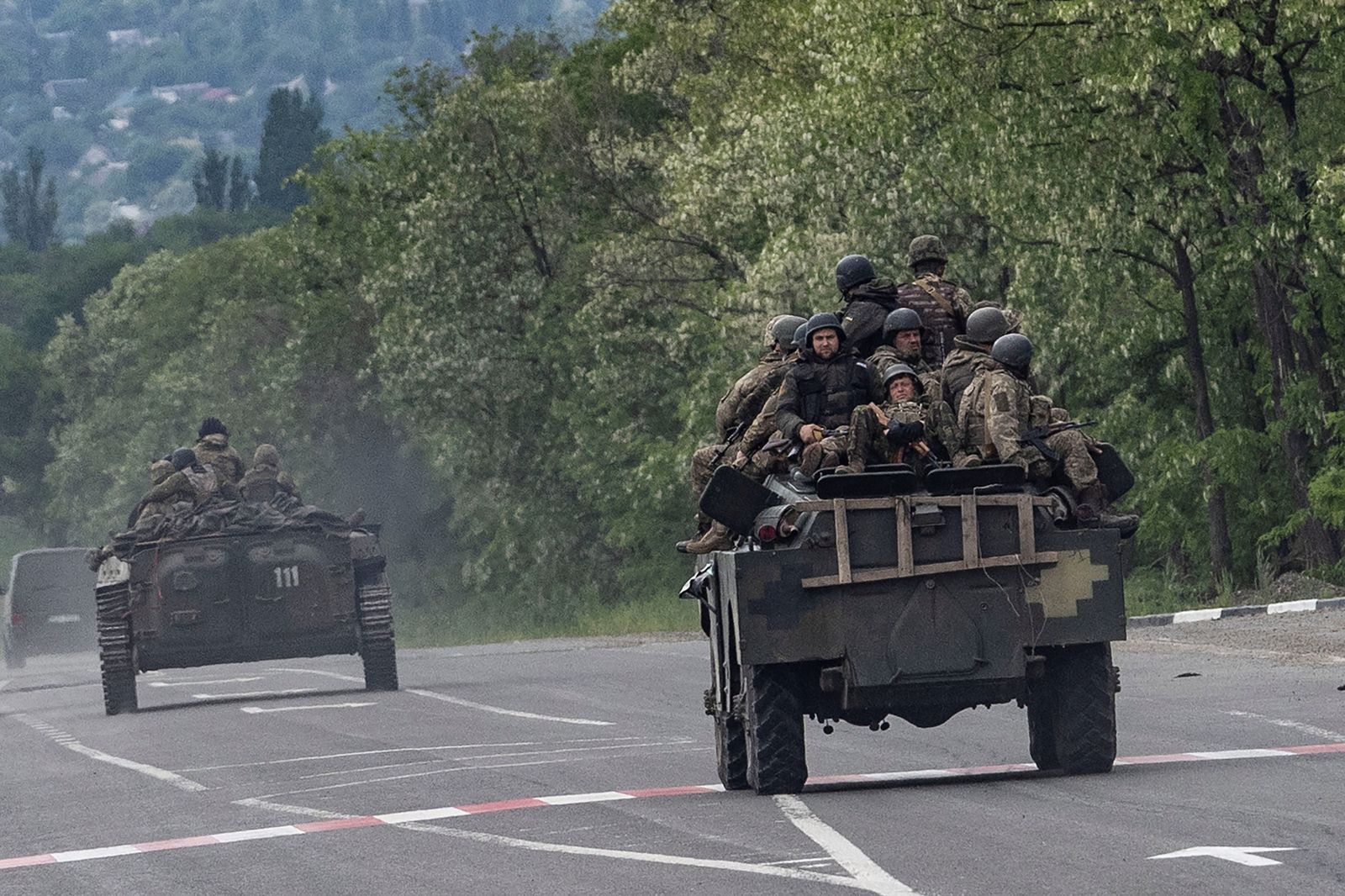 جنود أوكرانيون على متن مركبة عسكرية في الطريق بين كوستيانتينيفكا وباخموت في منطقة دونيتسك شرقي أوكرانيا - 28 مايو 2022 - REUTERS