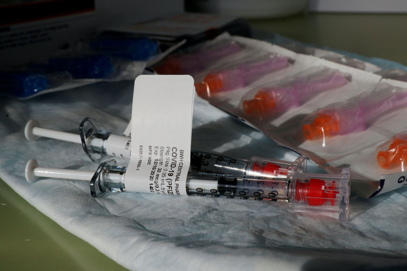  تطعيمات كورونا يتم تقديمها في مستشفى بريغهام وومان في بوسطن في 17-12-2020 - REUTERS