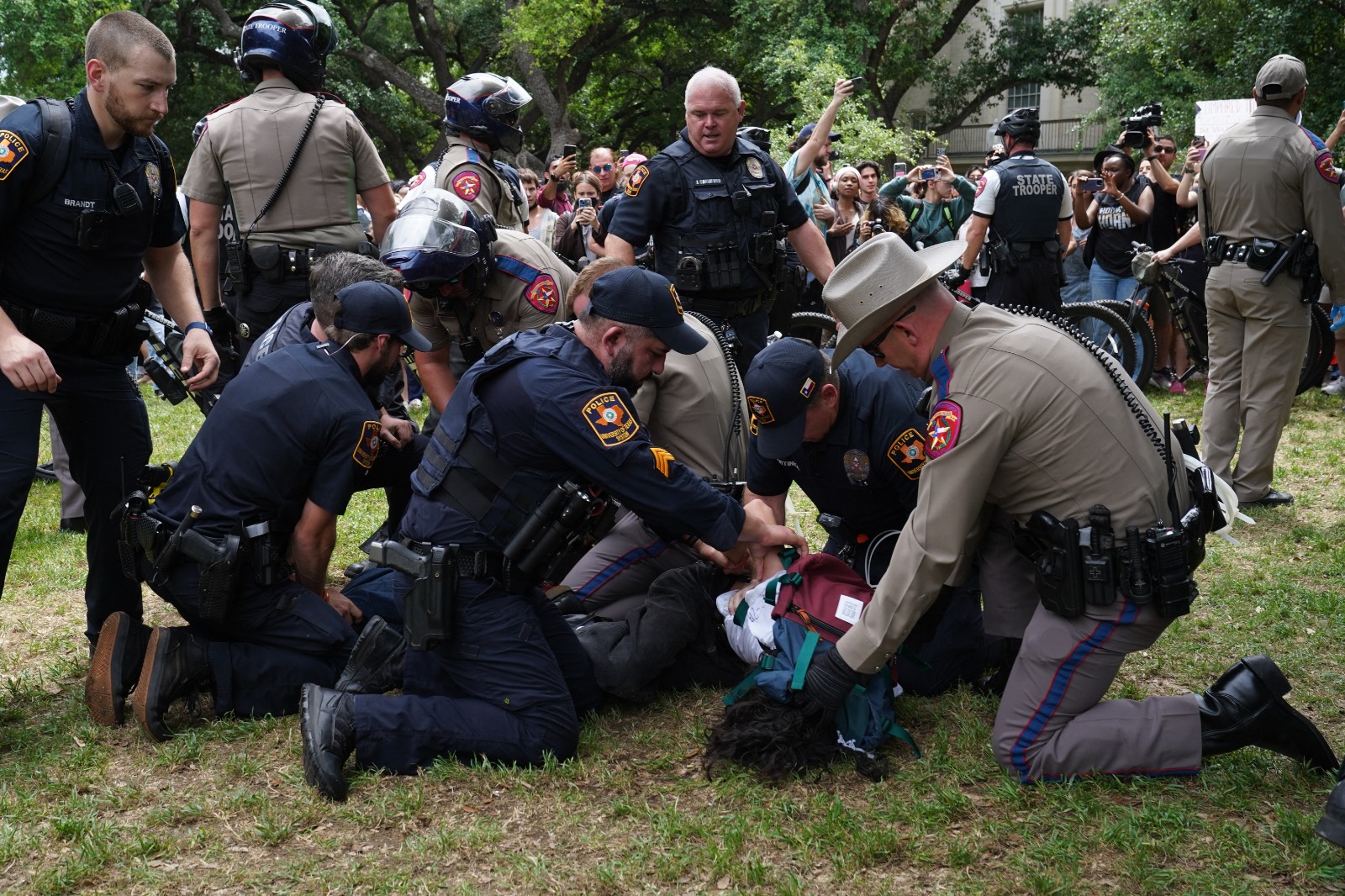 الشرطة تعتقل محتج داخل حرم جامعة تكساس. 24 أبريل 2024