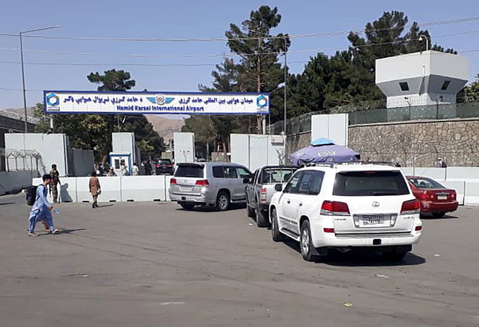 نقطة أمنية تابعة للشرطة الأفغانية عند بوابة مدخل مطار كابول - REUTERS