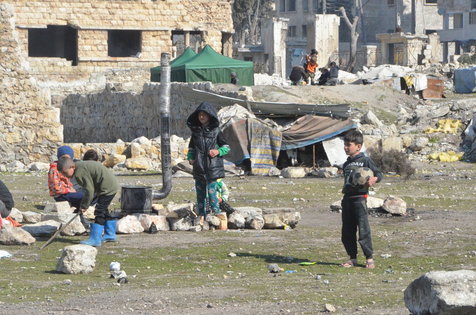 أطفال سوريون يلعبون في مدينة حلب. 22 فبراير 2023 - الشرق