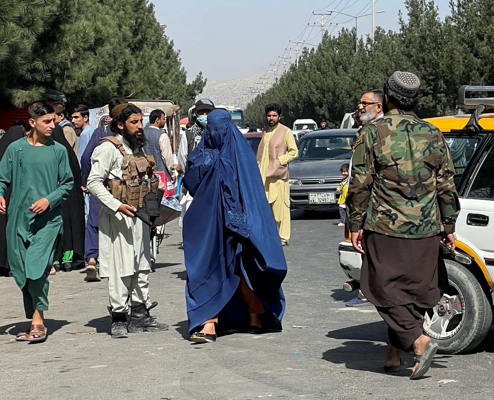 امرأة تمر أمام قوات طالبان في أحد شوارع كابول 27 أغسطس 2021 - REUTERS