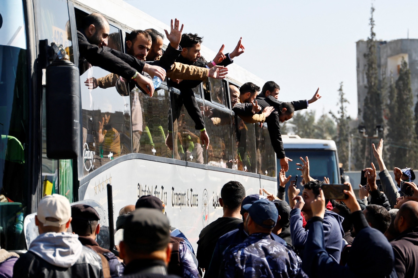 أسرى فلسطينيون محررون من السجون الإسرائيلية يلوحون من نوافذ حافلة بعد إطلاق سراحهم ضمن الجولة السادسة من تبادل الأسرى في إطار المرحلة الأولى من اتفاق وقف إطلاق النار في غزة، رام الله، الضفة الغربية المحتلة.، 15 فبراير 2025