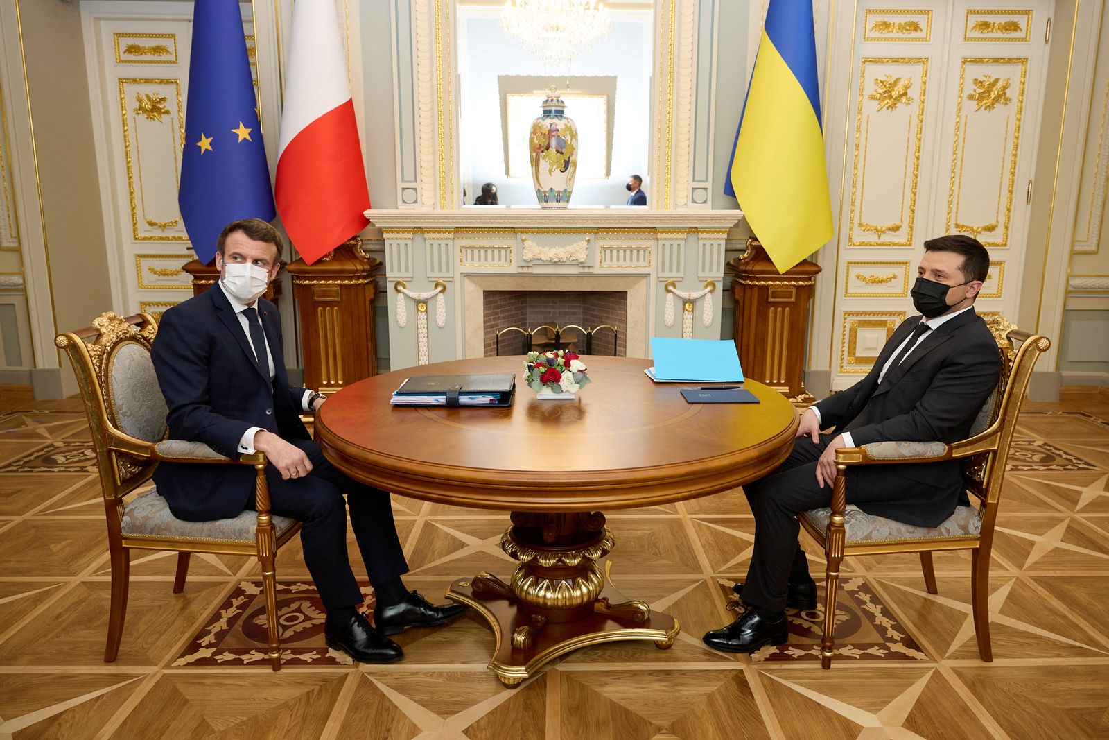 الرئيس الأوكراني فولوديمير زيلينسكي يحضر اجتماعًا مع الرئيس الفرنسي إيمانويل ماكرون في العاصمة الأوكرانية كييف. 8 فبراير 2022 - via REUTERS