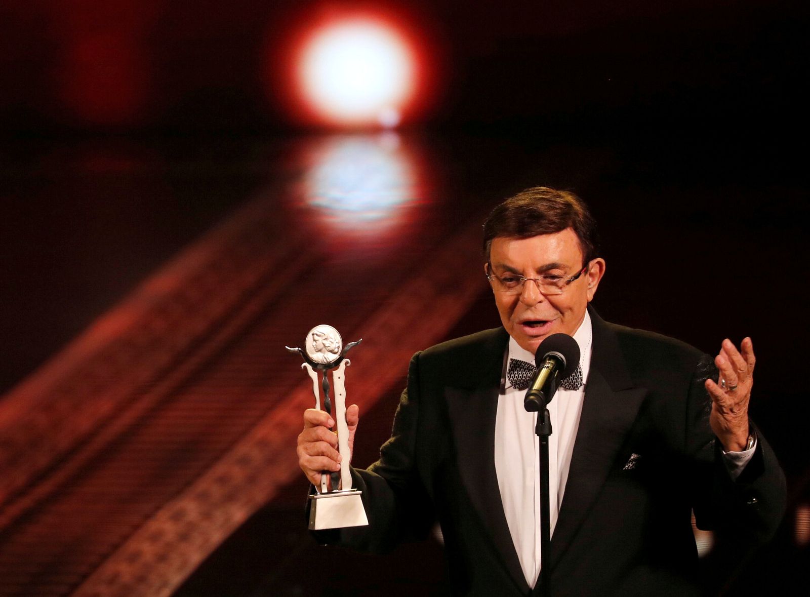 الممثل المصري سمير صبري بعد حصوله على جائزة خلال حفل افتتاح الدورة الأربعين لمهرجان القاهرة السينمائي الدولي في دار الأوبرا المصرية - 20 نوفمبر 2018. - REUTERS
