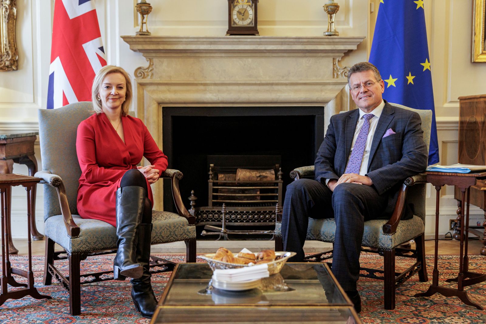 نائب رئيس المفو~ضية الأوروبية ماروش سيفكوفيتش ووزيرة الخارجية البريطانية ليز تروس خلال اجتماع في لندن - 11 فبراير 2022 - REUTERS