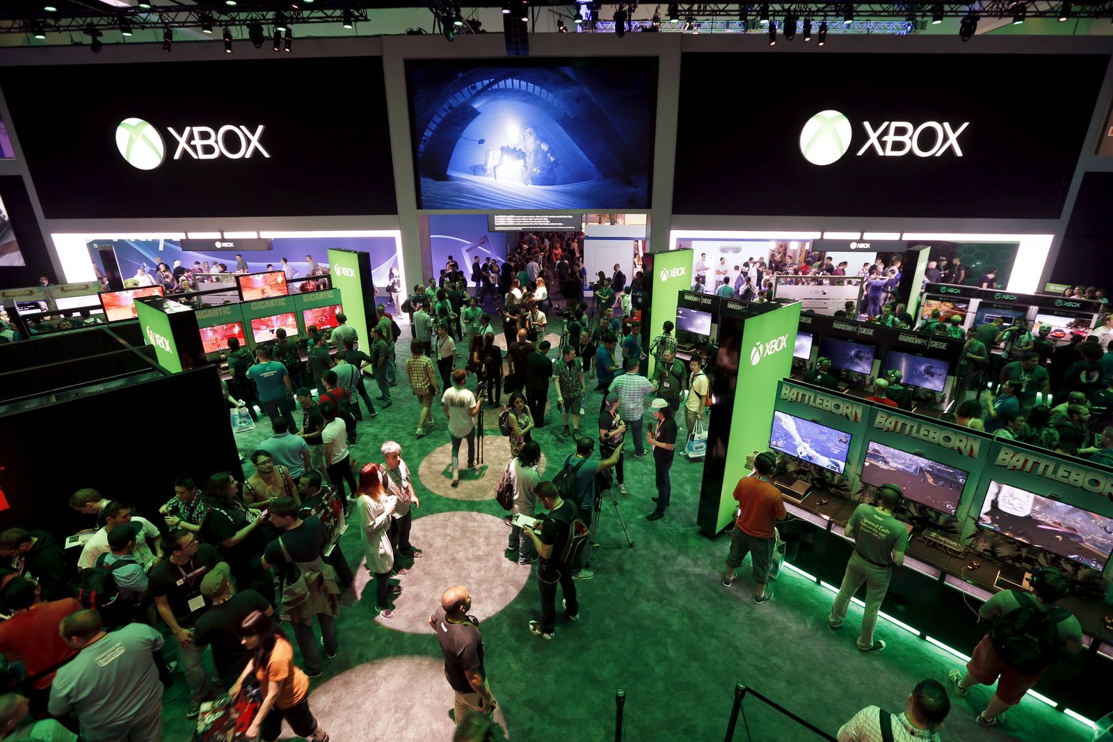 ألعاب الفيديو في كشك Microsoft Xbox في معرض الألعاب الإلكترونية في لوس أنجلوس - REUTERS