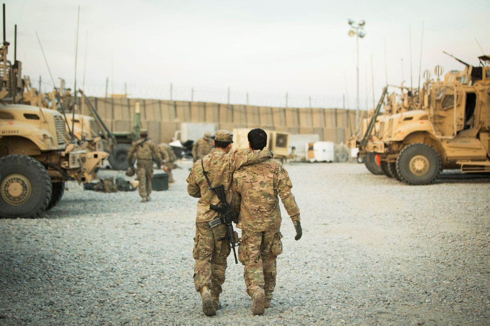 جندي أميركي يسير إلى جانب المترجم الأفغاني للوحدة العسكرية استعداداً لانطلاق مهمة في ولاية لغمان بأفغانستان 11 ديسمبر 2014 - REUTERS