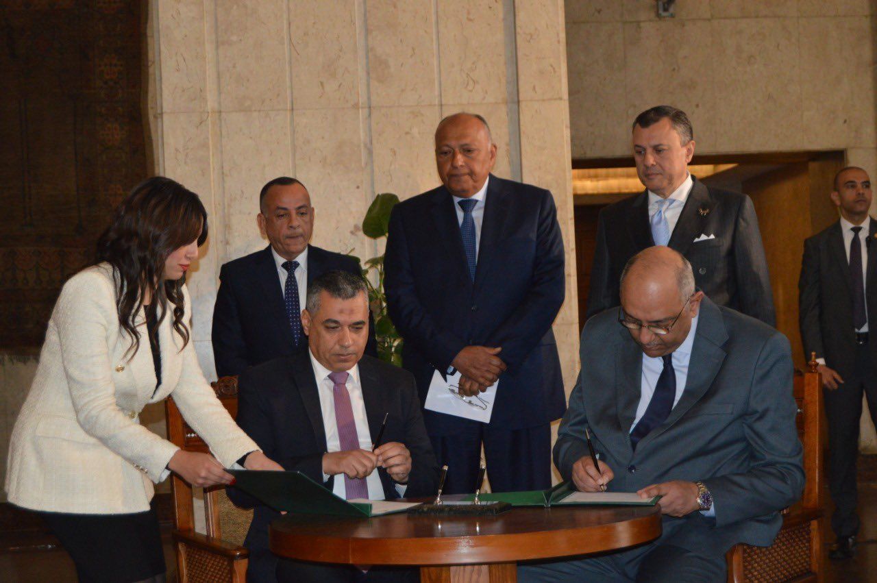 وزيرا الخارجية والسياحة والآثار المصريان سامح شكري وأحمد عيسي يشهدان مراسم توقيع محضر تسليم 