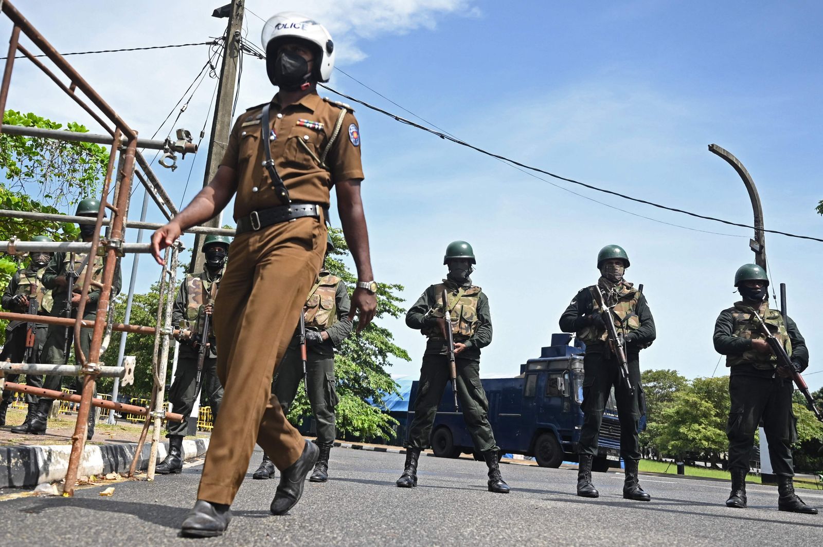 أفراد من قوات الأمن تنتشر في سريلانكا تزامناً مع انعقاد جلسة للبرلمان لمناقشة إجراءات انتخابات الرئيس الجديد - 16 يوليو 2022  - AFP