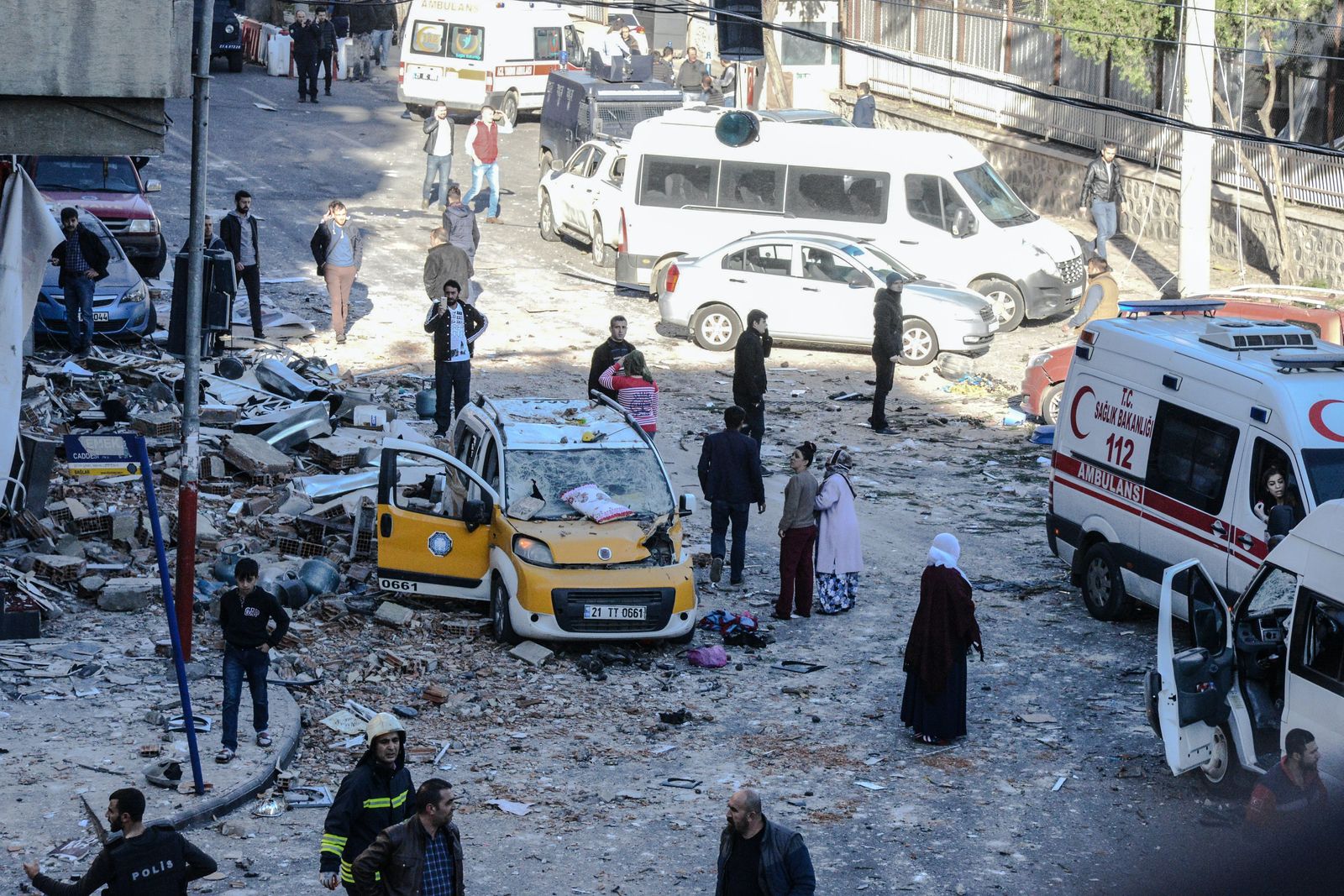 تجمع للسكان في محيط موقع انفجار نفذه عناصر من حزب العمال في مدينة ديار بكر جنوب شرق تركيا - 4 نوفمبر 2016 - AFP
