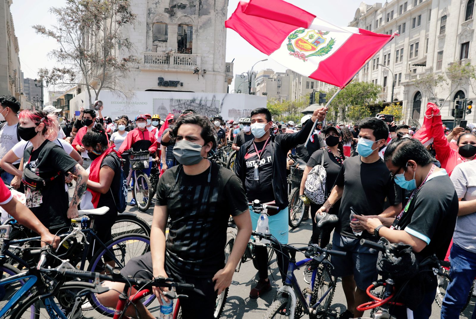 نزل سكان بيرو إلى الشوارع للاحتفال بعد استقالة الرئيس المؤقت مانويل ميرينو في خطاب تلفزيوني في ليما - REUTERS