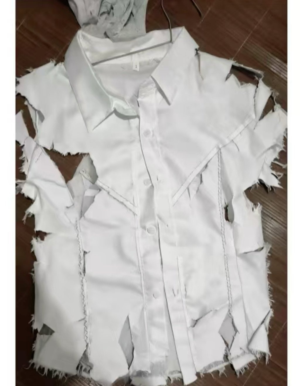 صورة معدلة بالذكاء الاصطناعي لقميص أبيض في الصين