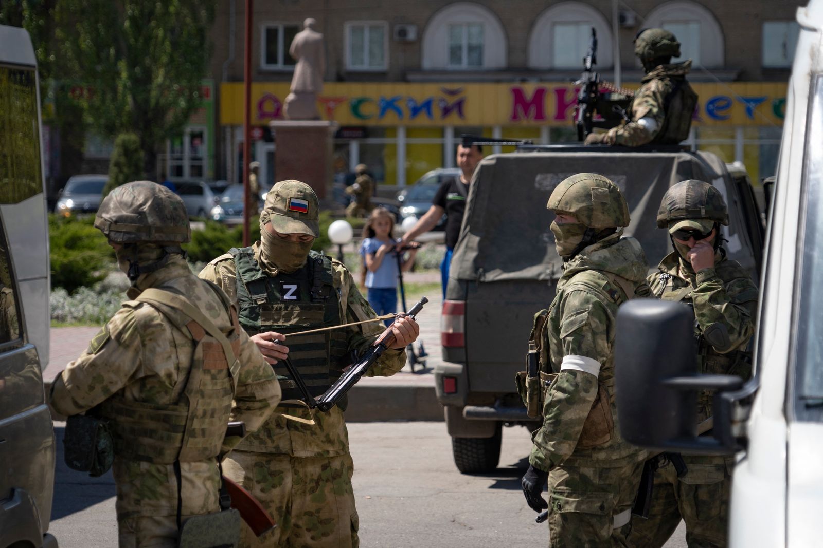 جنود روس خلال دورية في أحد شوارع مدينة ميليتوبول بمنطقة زابوروجيا - 1 مايو 2022 - AFP