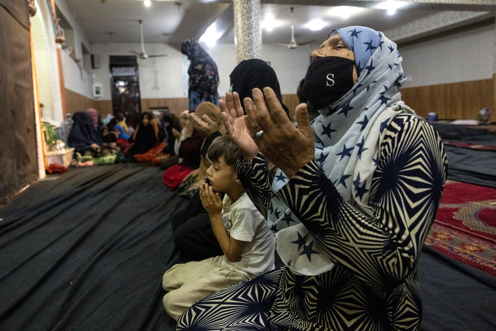 وصول المزيد من الأفغان النازحين إلى كابول مع تقدم حركة طالبان - Getty Images