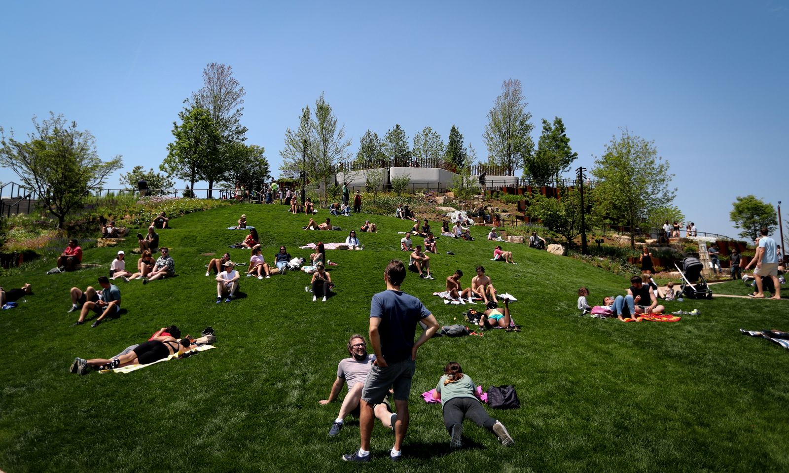 جانب من اعادة افتتاح حديقة وسط مدينة نيويورك الأميركية - REUTERS