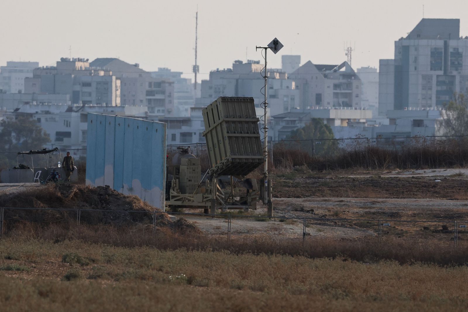 This picture taken on August 5, 2022 shows an Israeli Iron Dome defence missile system battry, designed to intercept and destroy incoming short-range rockets and artillery shells, in the city of Ashdod in southern Israel. - The leader of Palestinian militant group Islamic Jihad vowed today to target Tel Aviv after an Israeli strike killed one of the group's senior commanders in the Gaza Strip. (Photo by AHMAD GHARABLI / AFP) - AFP