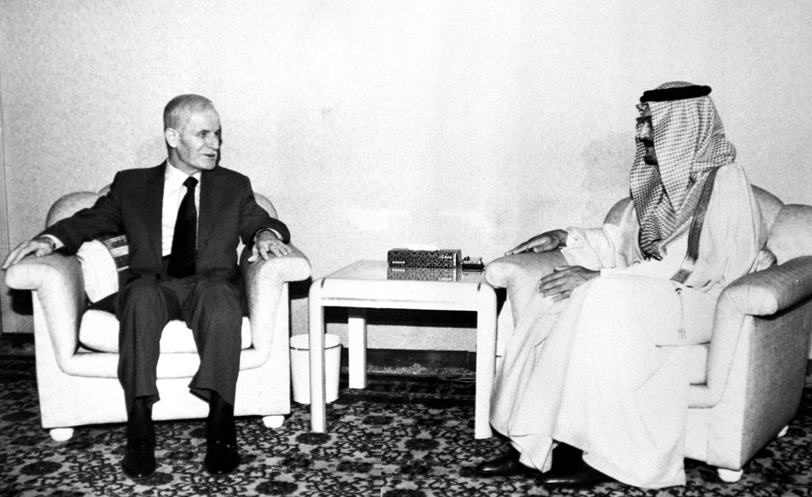 الرئيس السوري حافظ الأسد (يسار) خلال محادثات مع وزير الخارجية السعودي سعود الفيصل في دمشق، عام 1998 - X00374