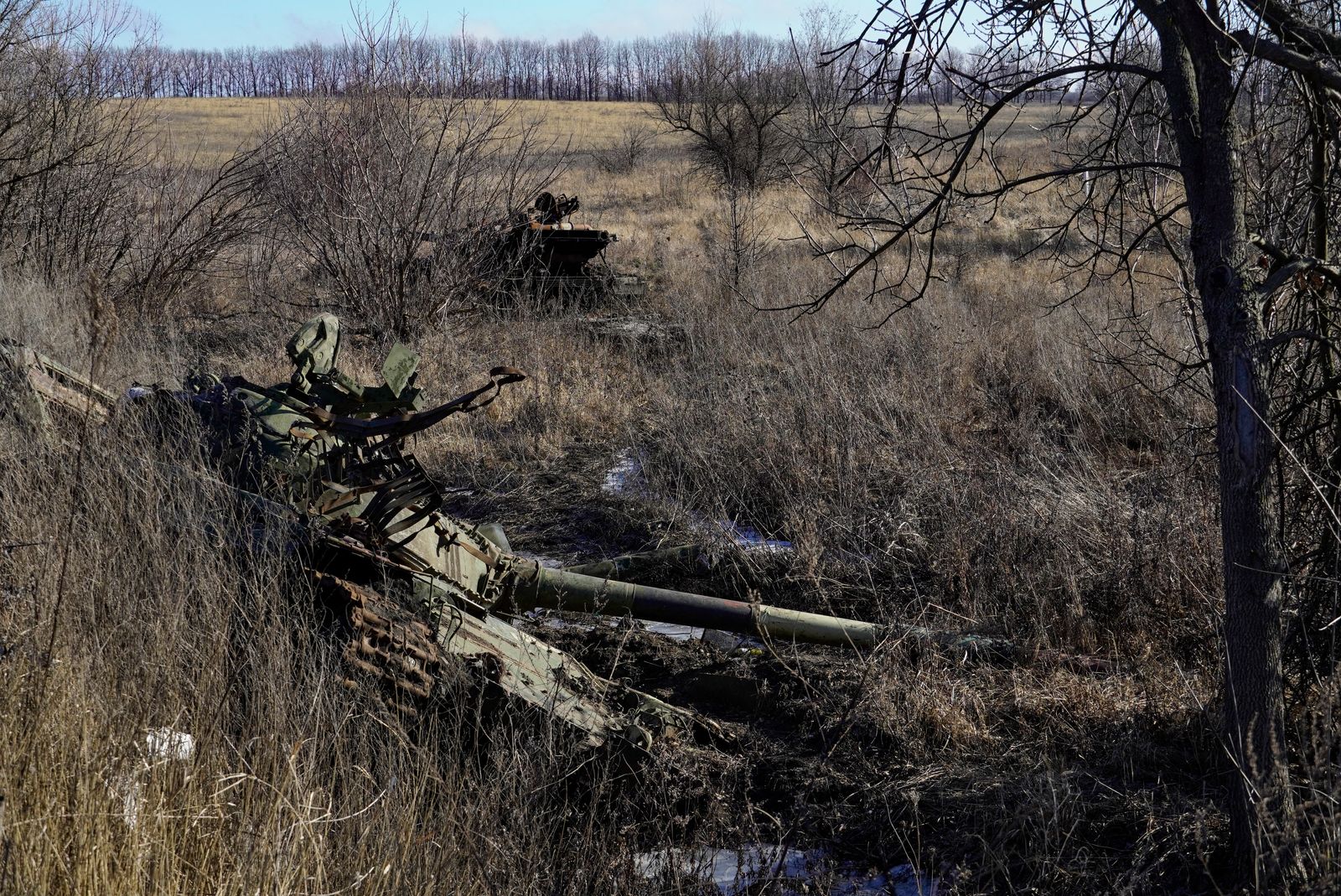 دبابة مدمرة في بلدة سيفيرودونتسك الخاضعة للسيطرة الروسية بشرقي أوكرانيا، 24 يناير 2023 - AFP