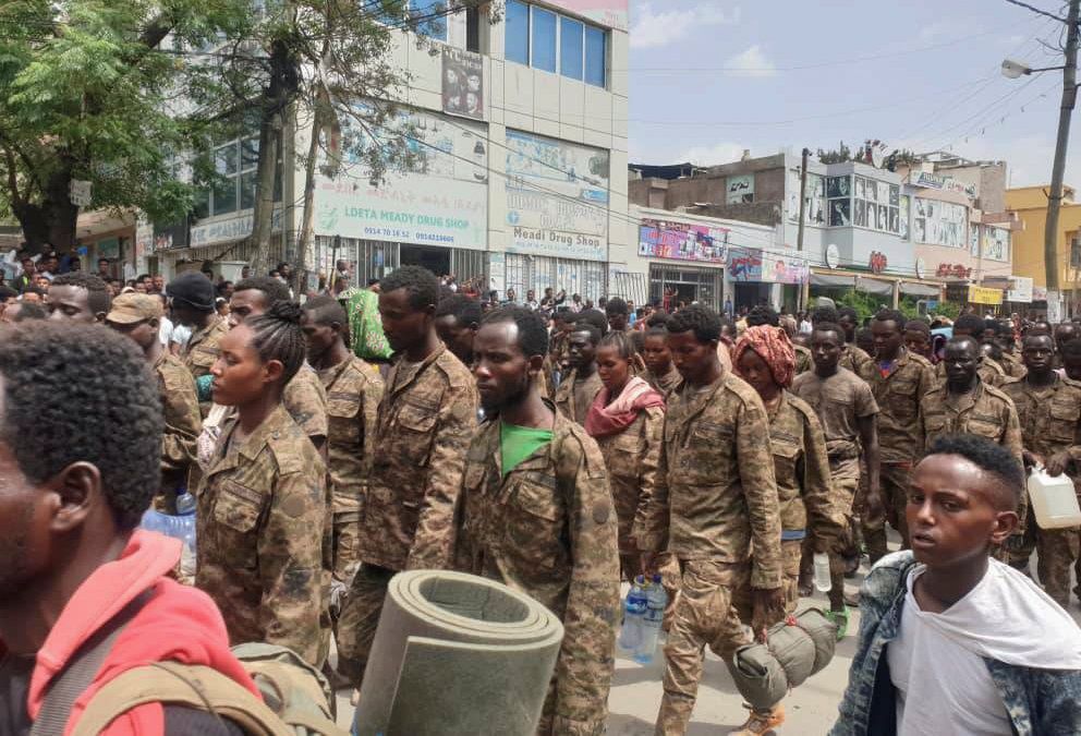 أسرى حرب بينهم جنود إثيوبيون يسيرون في شوارع ميكيلي بعد سيطرة جبهة تحرير تيغراي على المدينة- 2 يوليو 2021 - REUTERS