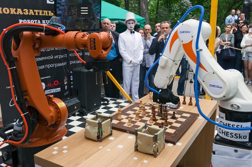 مباراة الروبوت الروسي ChessKa ونظيره KUKA Monstr الألماني - Jeremy Nicholl 