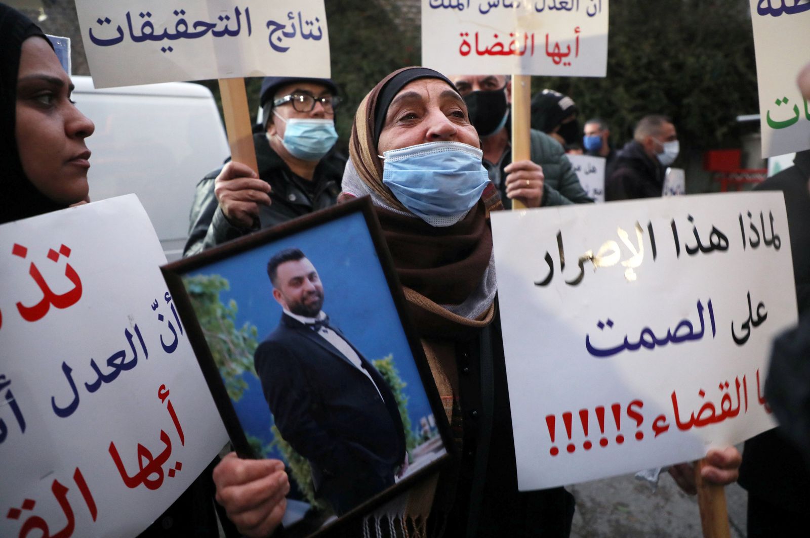 أفراد عائلات بعض ضحايا انفجار مرفأ بيروت في مظاهرة أمام قصر العدل في بيروت، لبنان، 18 فبراير 2021 - REUTERS