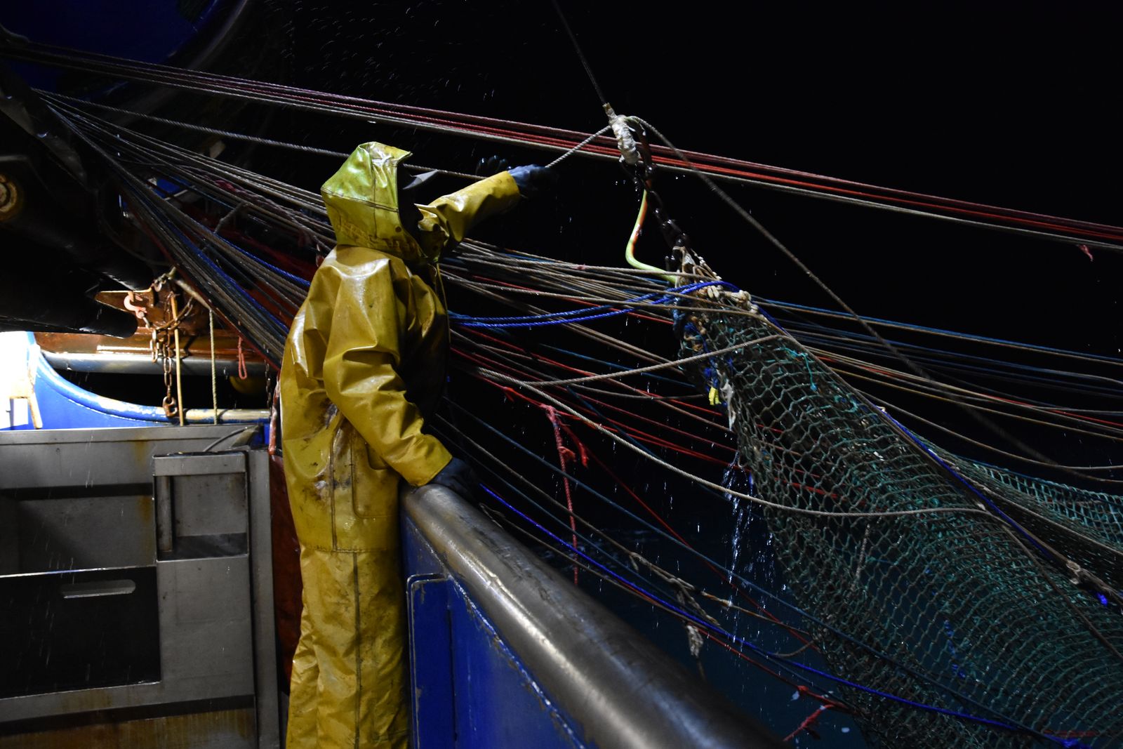 صيادون يصطادون سمك الماكريل في القناة الإنجليزية ويسحبون الشبكة أثناء الليل لمعرفة ما تم صيده يوم 28 سبتمبر 2020 - AFP