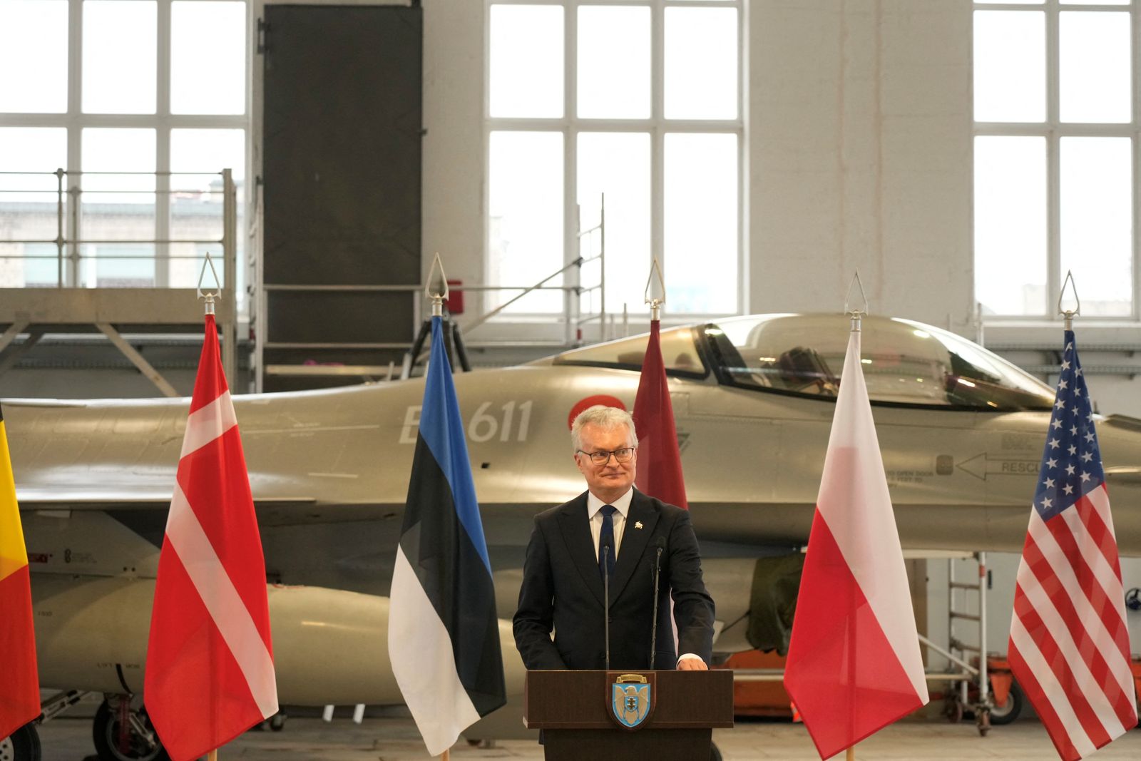 الرئيس الليتواني جيتاناس نوسيدا خلال استقبال مقاتلات القوات الجوية الملكية الدنماركية من طراز F-16  في قاعدة سياولياي الجوية العسكرية بليتوانيا - 28 يناير 2022 - REUTERS