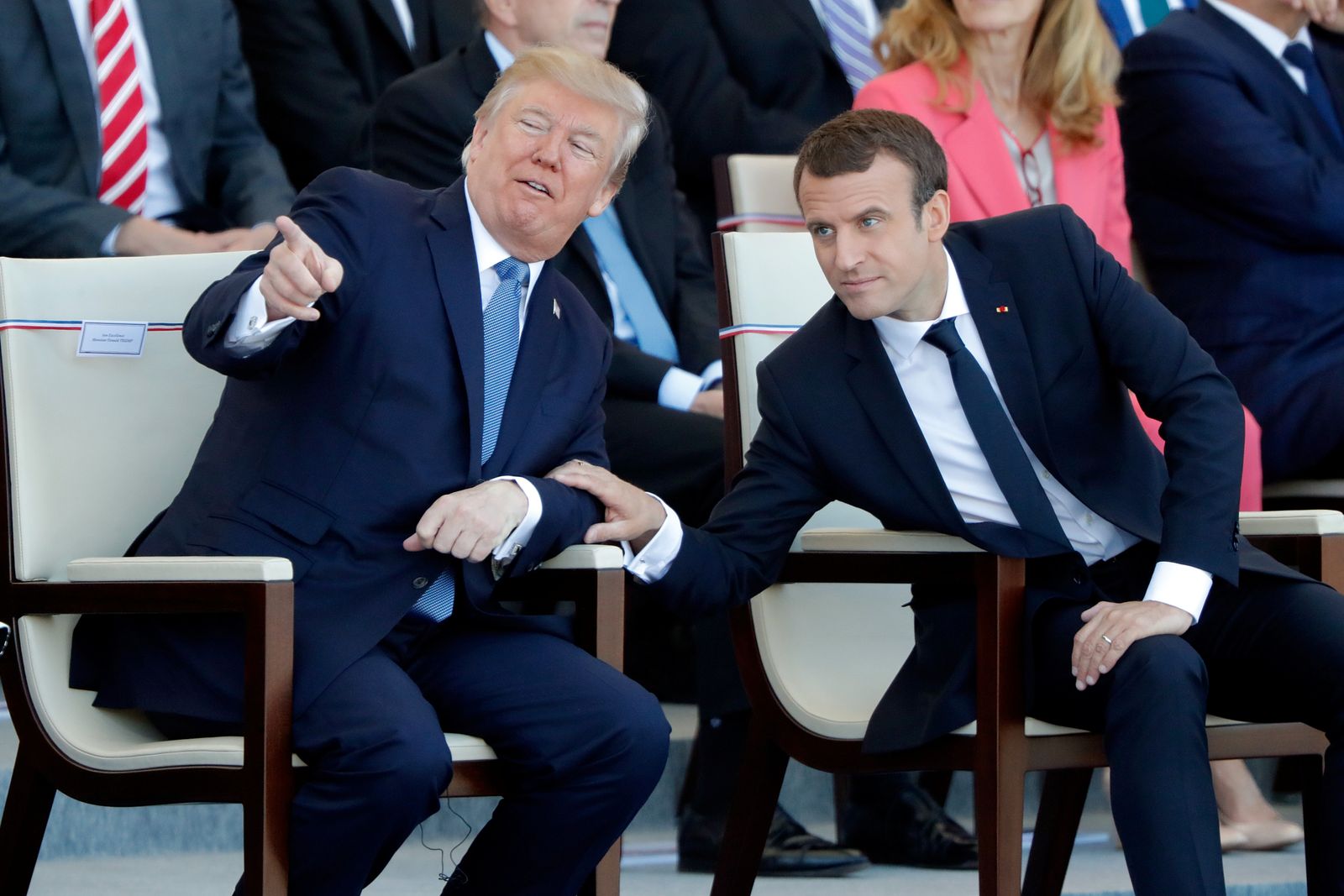 الرئيسان الفرنسي إيمانويل ماكرون والأميركي دونالد ترمب يحضران عرضاً عسكرياً في باريس إحياءً للعيد الوطني الفرنسي - 14 يوليو 2017   - REUTERS