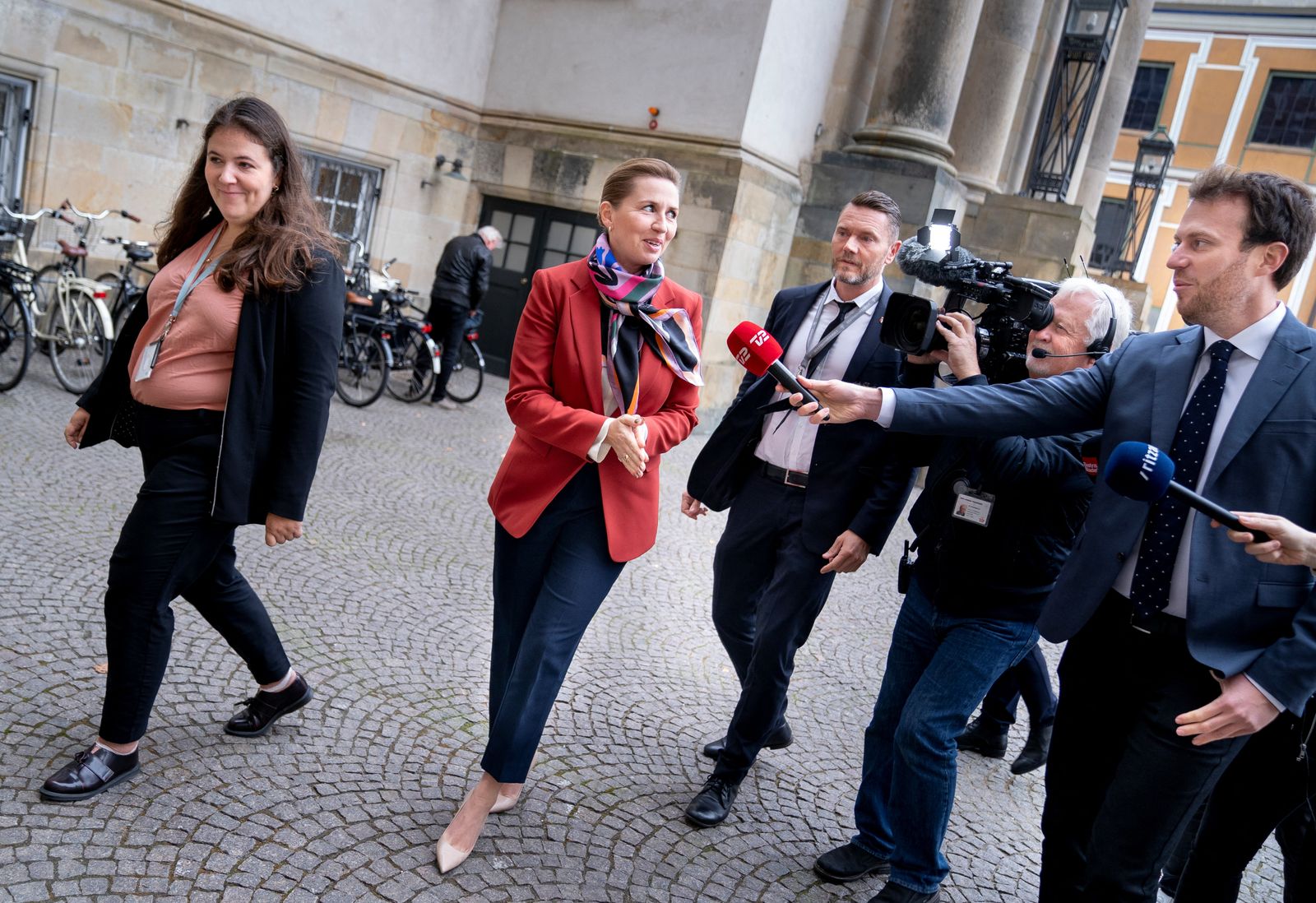 رئيسة الوزراء الدنماركية ميته فريدريكسن تصل إلى البرلمان. 5 أكتوبر 2022 - REUTERS