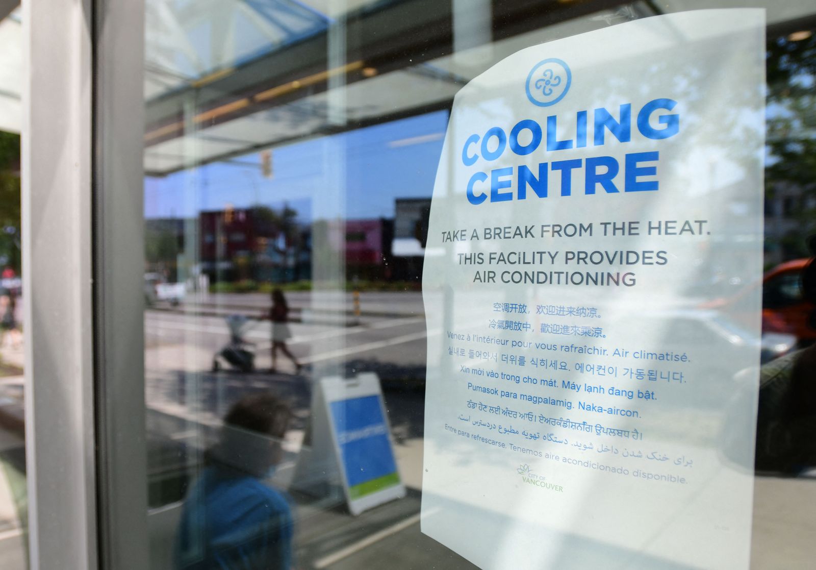 لافتة ترحيب على باب مركز هيلكريست المجتمعي المكيّف خلال موجة الطقس الشديدة الحرارة في كندا - 30 يونيو 2021 - AFP