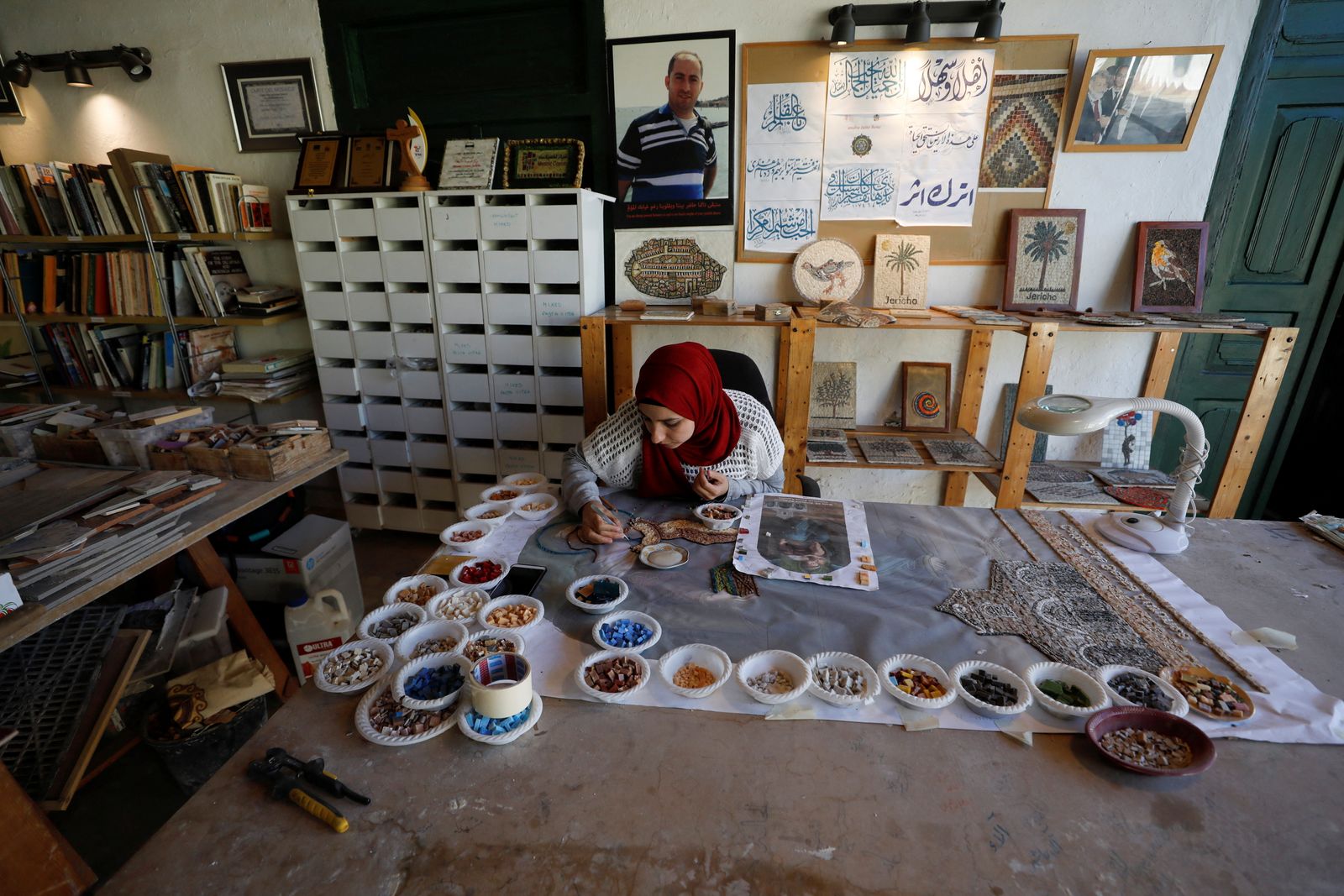 فنانة فلسطينية تصنع لوحة من الفسيفساء في مدينة أريحا بالضفة الغربية - REUTERS