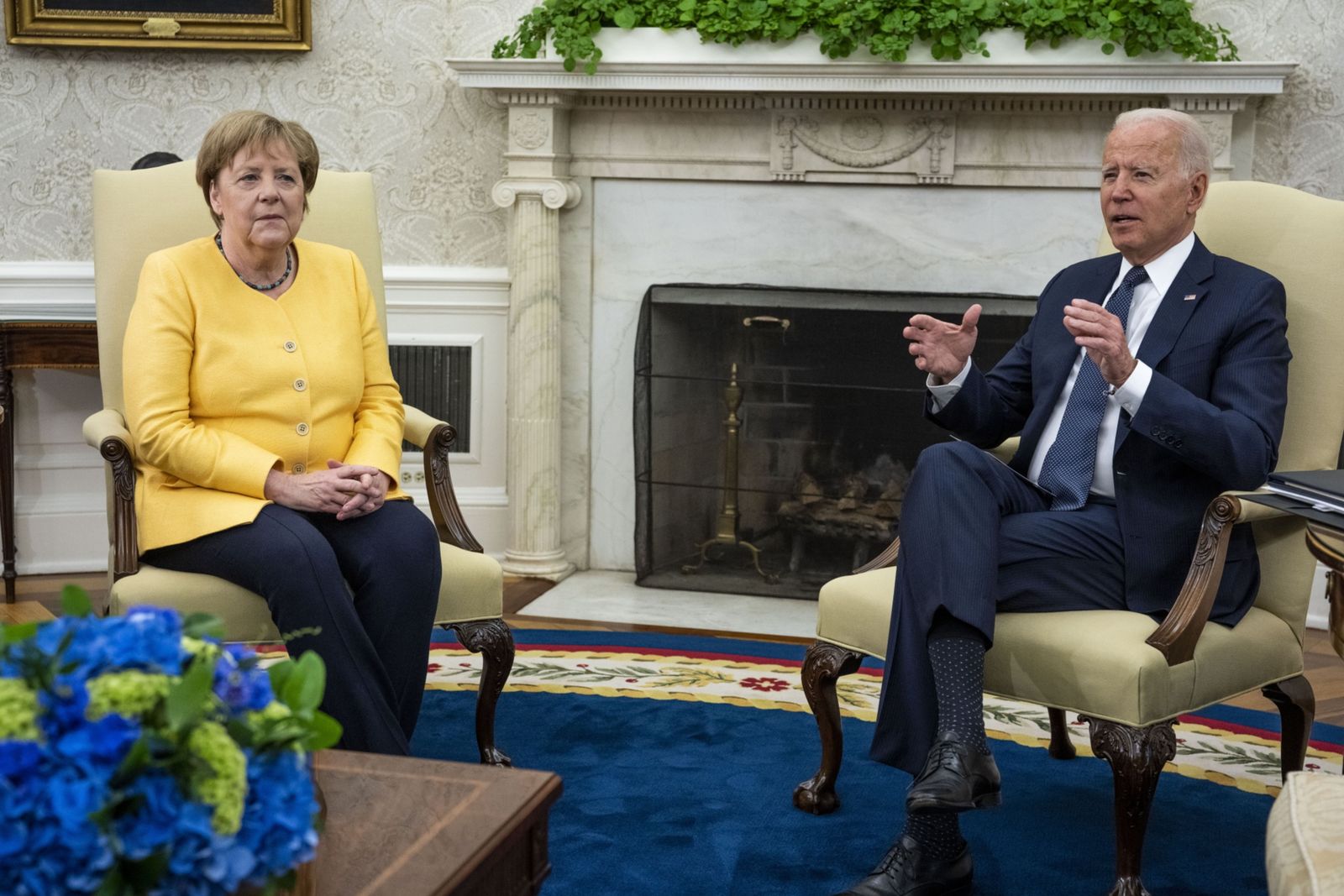 الرئيس الأميركي جو بايدن والمستشارة الألمانية أنغيلا ميركل خلال لقائهما في البيت الأبيض - 15 يوليو 2021 - Bloomberg