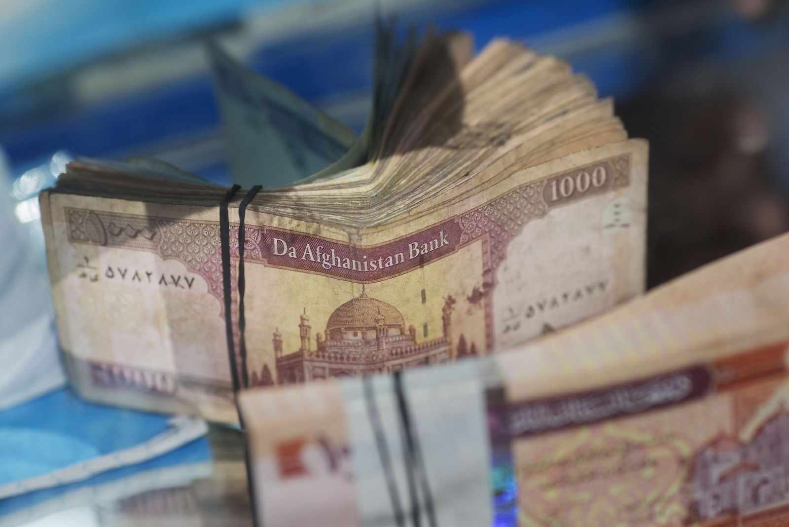 أوراق نقدية أفغانية لدى صراف في أفغانستان - 6 أغسطس 2013 - Bloomberg