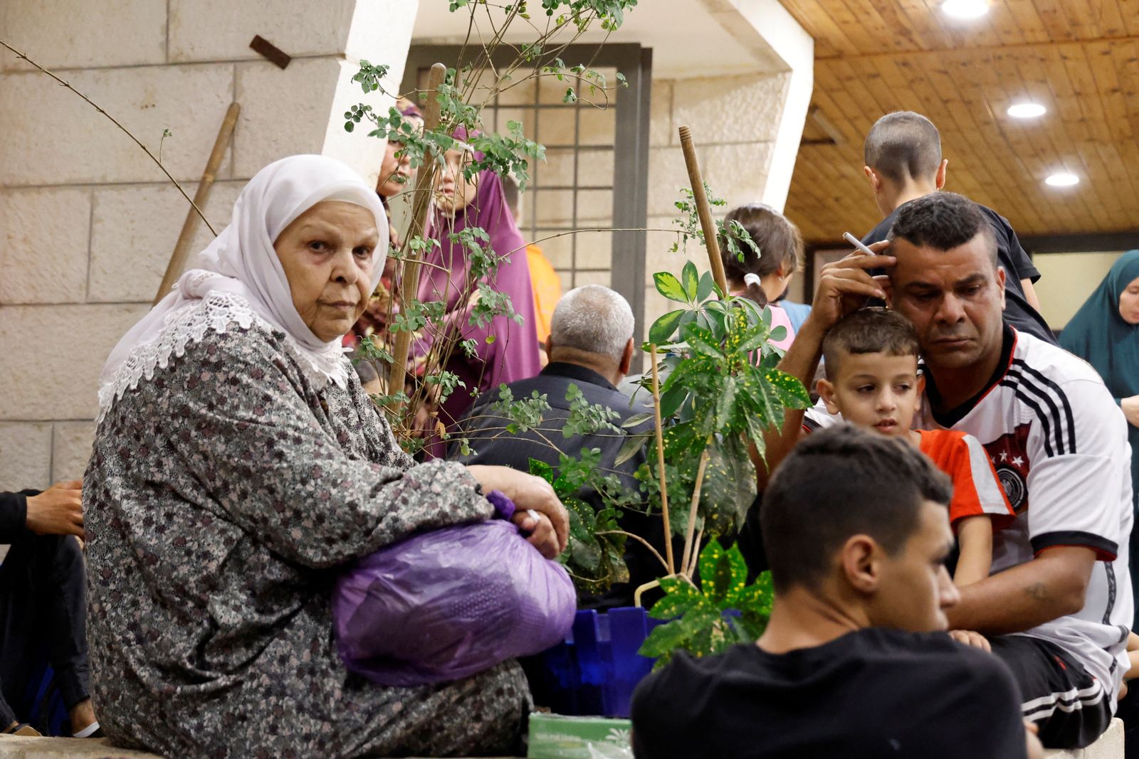 فلسطينيون يهربون من منازلهم بعد الهجوم الإسرائيلي على جنين ومخيمها في الضفة الغربية المحتلة. 3 يوليو 2023 - REUTERS
