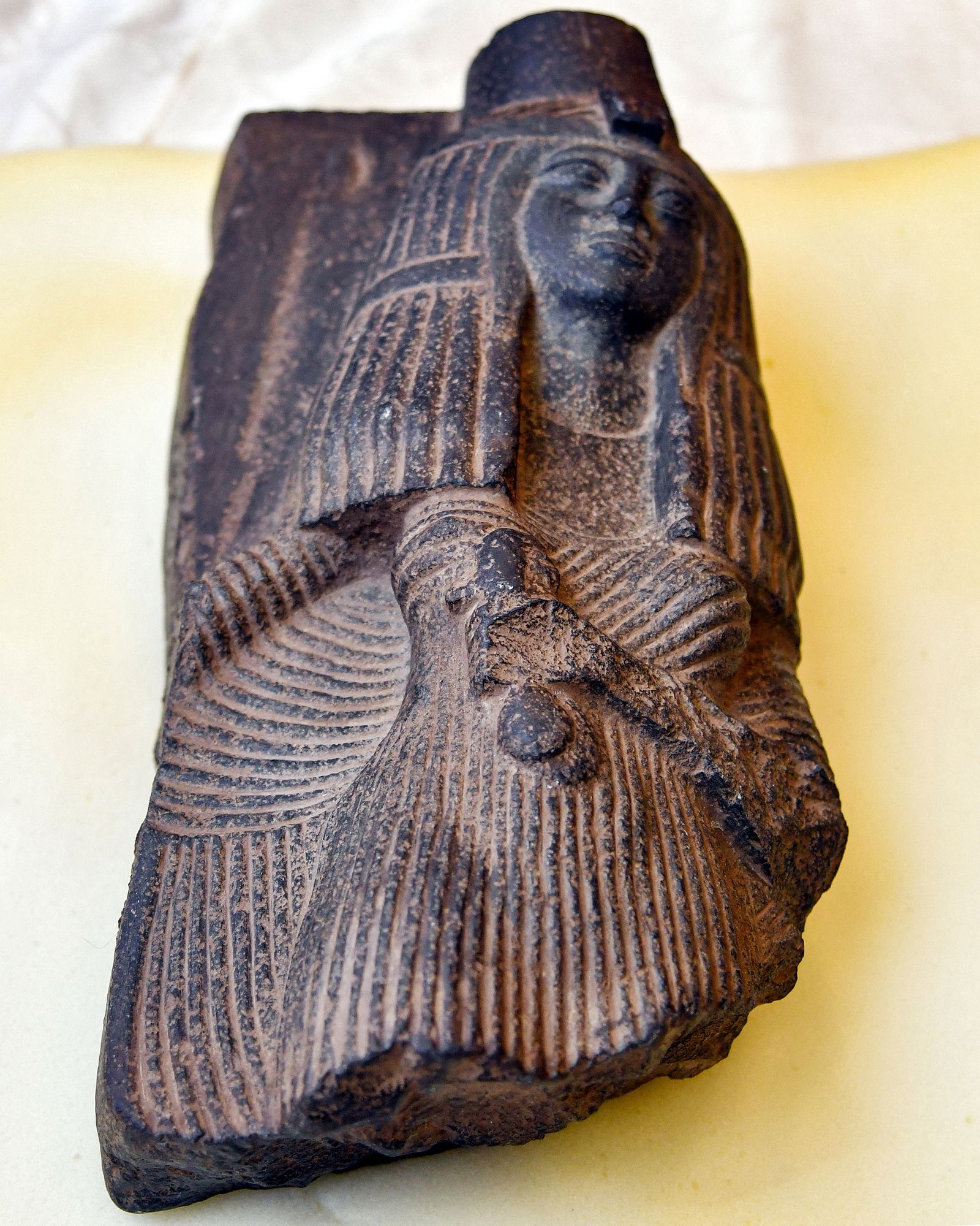 تمثال مصري قديم ، أحد القطع ىالأثرية الخمس التي تم تسليمها للسفارة المصرية في مدينة الكويت - AFP