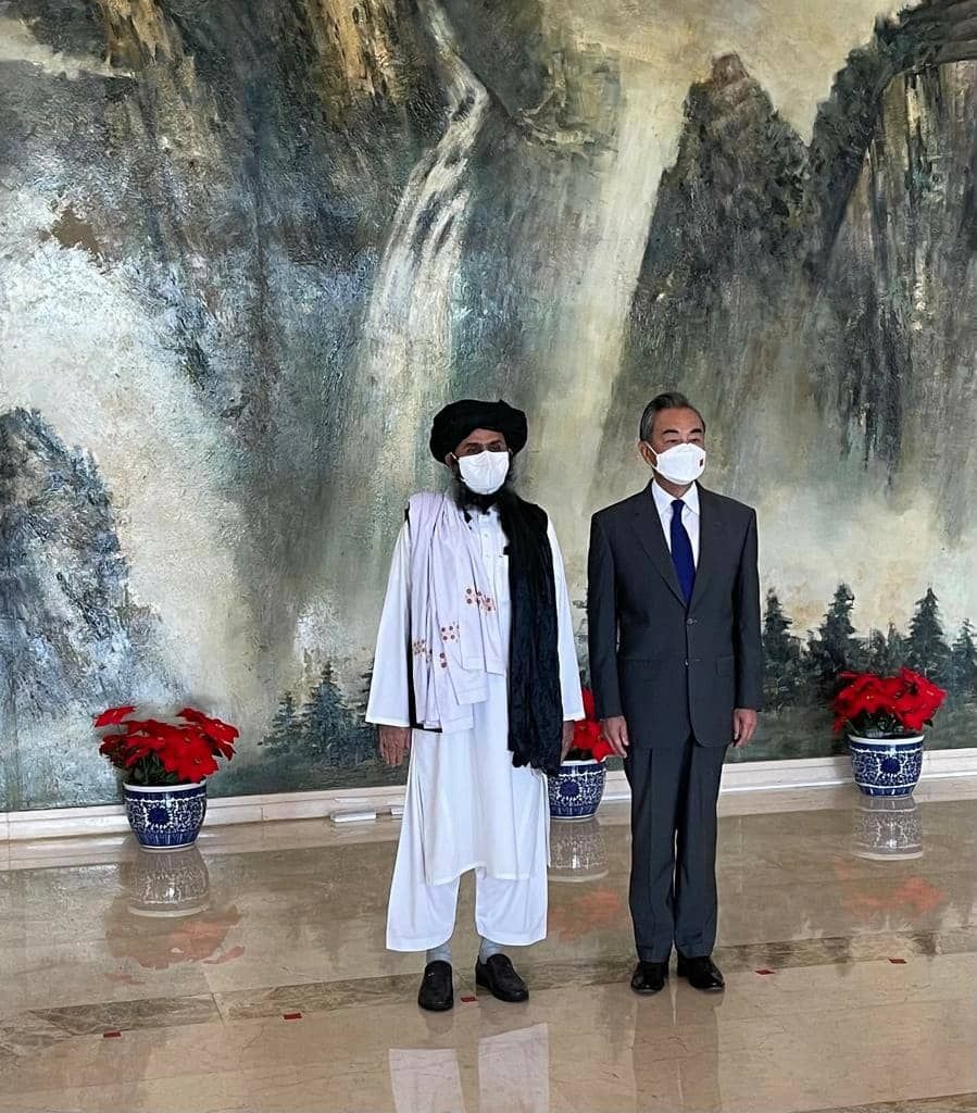 وزير الخارجية الصيني وانغ يي والملا الملا بردار أخوند نائب رئيس المكتب السياسي لحركة طالبان - twitter/TOLOnews
