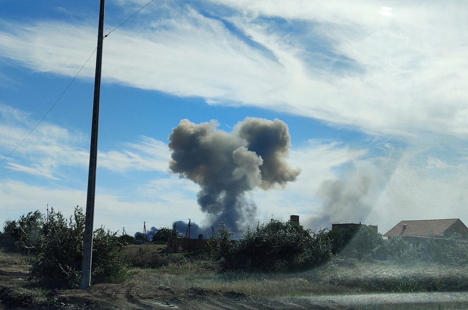 دخان يتصاعد عقب انفجار ذخيرة قرب قاعدة جوية روسية في نوفوفيودوروفكا بشبة جزيرة القرم - 9 أغسطس 2022 - REUTERS