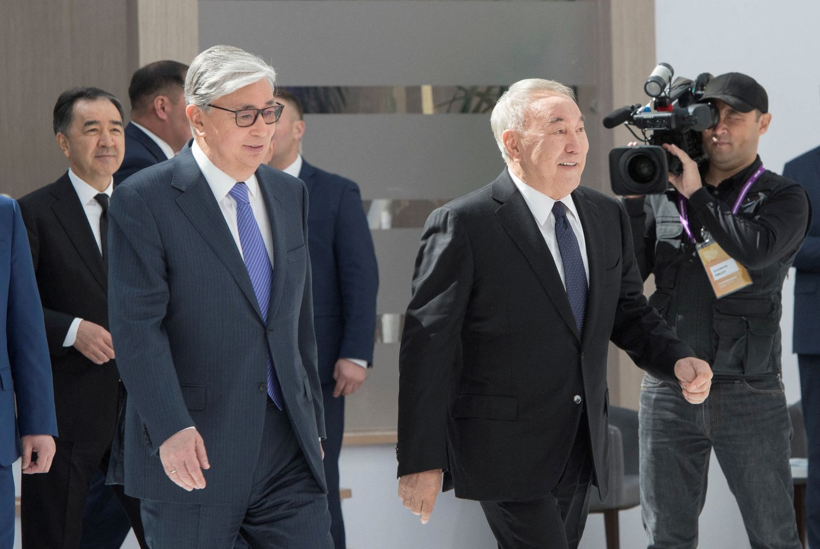رئيس كازاخستان قاسم جومارت توكاييف (يسار) إلى جانب الرئيس السابق نور سلطان. 16 مايو 2019. - REUTERS