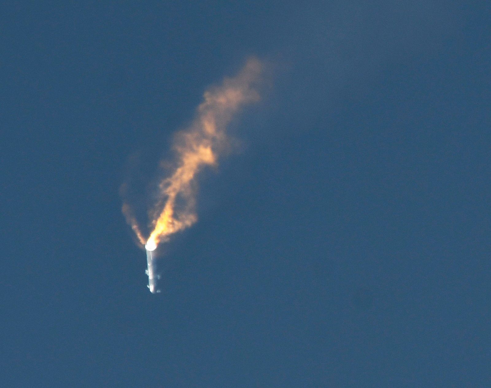  مركبة ستارشيب غير المأهولة تعود إلى الأرض إثر انفجارها بعد دقائق على إطلاقها من منصة بوكا تشيكا بالقرب من براونزفيل في تكساس بالولايات المتحدة، 20 أبريل 2023 - REUTERS