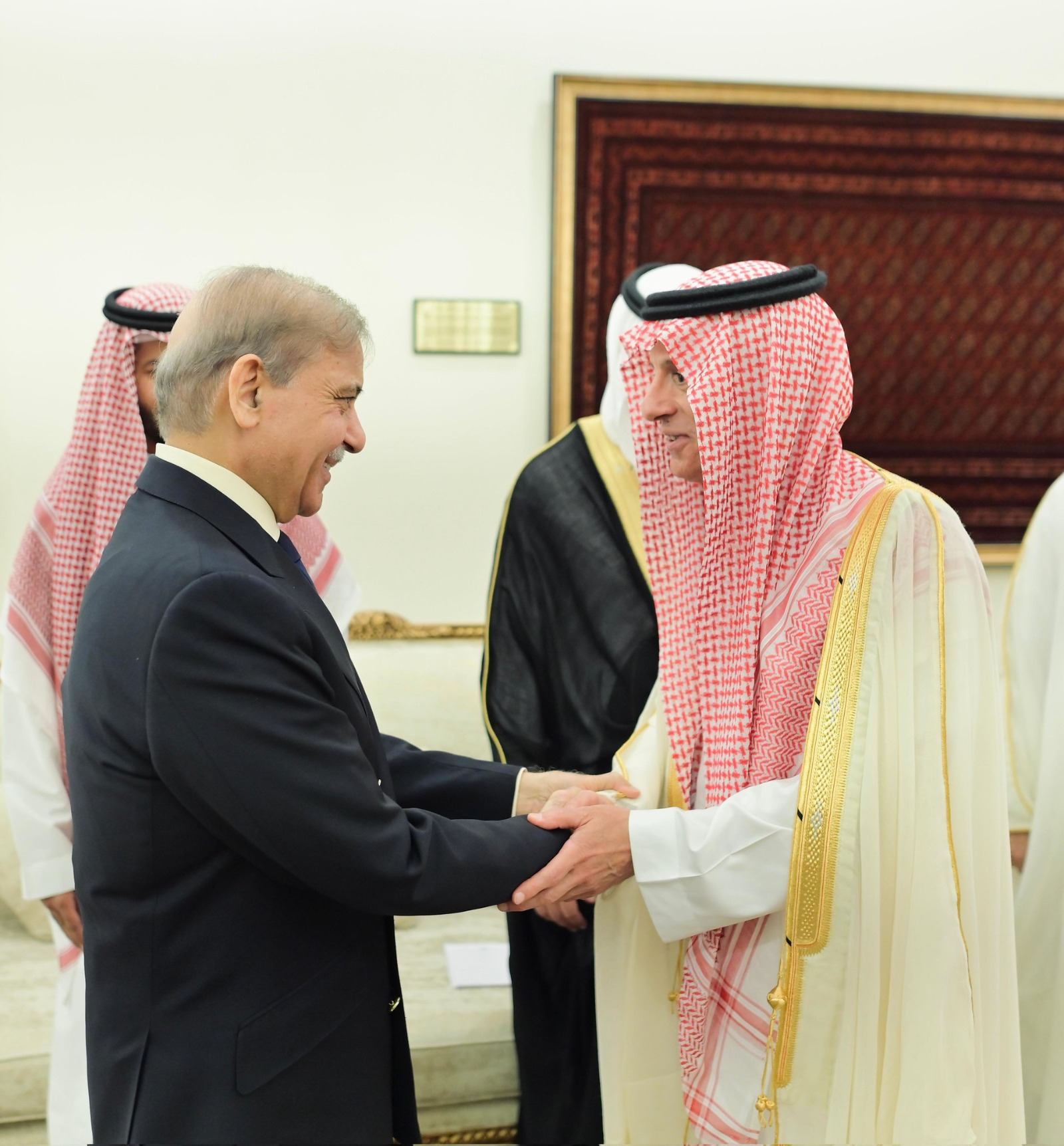 رئيس الوزراء الباكستاني شهباز شريف يصافح وزير الدولة للشؤون الخارجية السعودي عادل الجبير في إسلام أباد. 9 مايو 2025