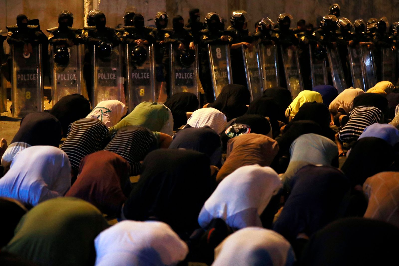 Iraqi protesters pray outside the Turkish visa office in Baghdad on July 21, 2022 following a deadly artillery bombardment of a Kurdish hill village in northern Iraq. - An angry and grieving Iraq today buried nine holidaymakers -- including a newlywed -- killed in the attack. The government has blamed neighbouring Turkey, which denied its troops were responsible and instead accused rebels of the outlawed Kurdistan Workers Party (PKK). (Photo by AHMAD AL-RUBAYE / AFP) - AFP