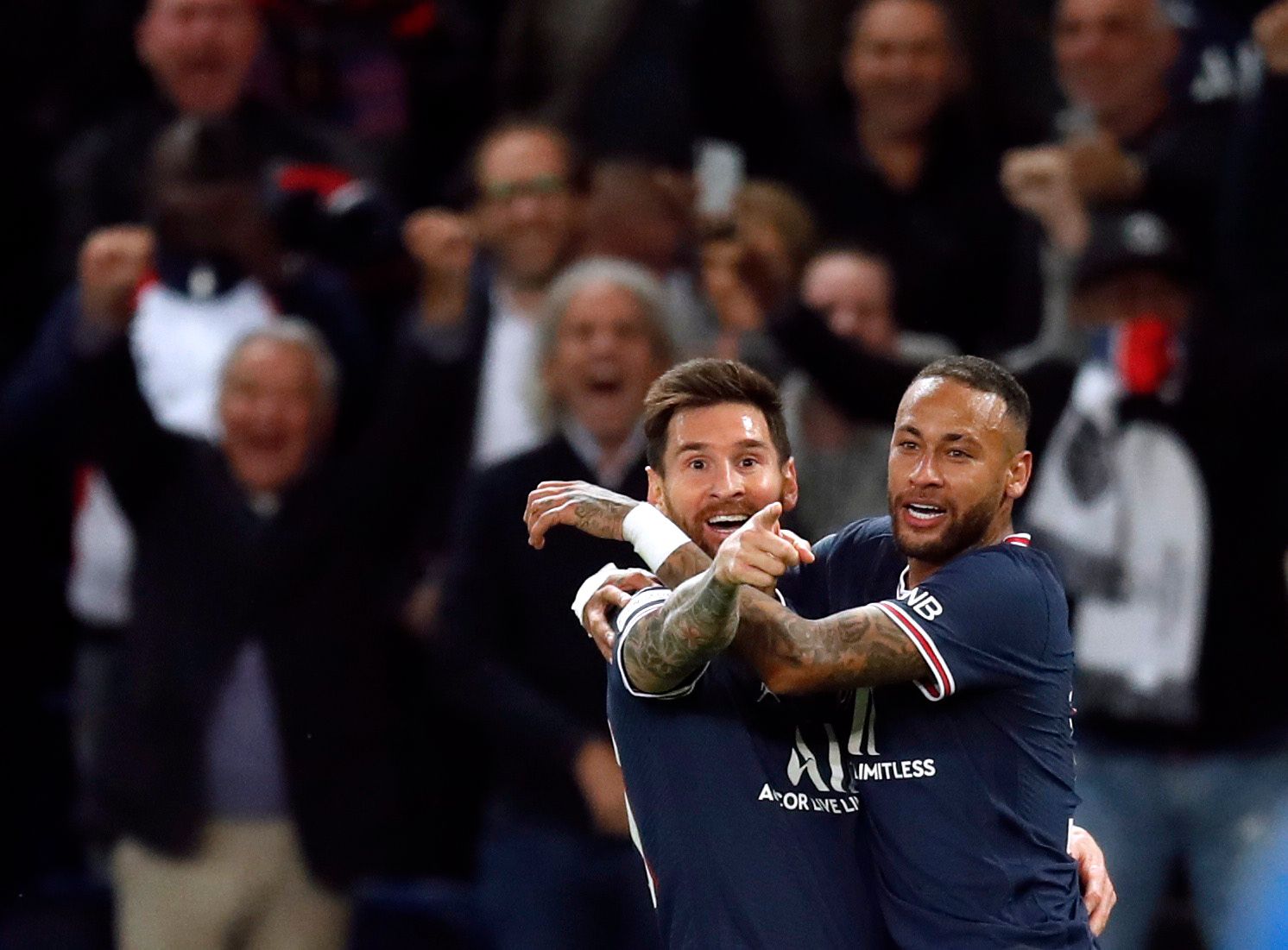 لاعب باريس سان جيرمان ليونيل ميسي يحتفل مع زميله نيمار بعد تسجيله هدفاً في شباك مانشستر سيتي - REUTERS